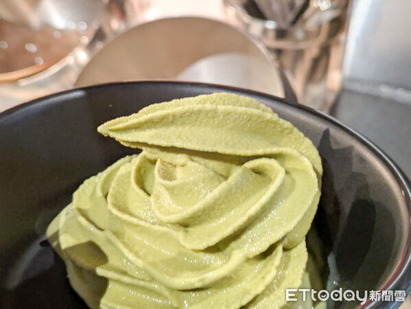 ▲鰻魚飯、牛肉壽喜燒吃到飽　十二廚4月底加碼4人同行1人免費。（圖／記者黃士原攝）