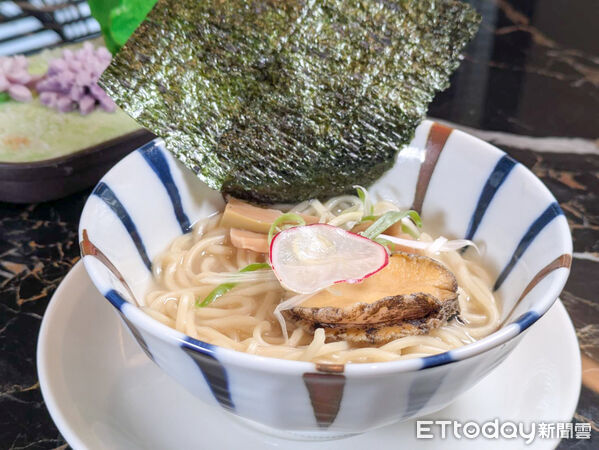▲鰻魚飯、牛肉壽喜燒吃到飽　十二廚4月底加碼4人同行1人免費。（圖／記者黃士原攝）