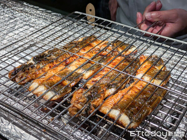 ▲鰻魚飯、牛肉壽喜燒吃到飽　十二廚4月底加碼4人同行1人免費。（圖／記者黃士原攝）