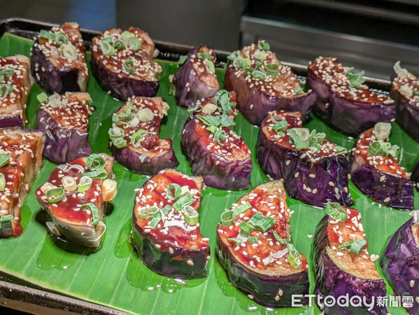 ▲鰻魚飯、牛肉壽喜燒吃到飽　十二廚4月底加碼4人同行1人免費。（圖／記者黃士原攝）