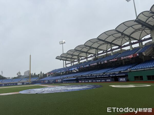 ▲新莊球場悍將與兄弟之戰延賽。（圖／記者楊舒帆攝）