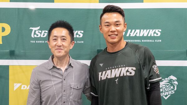 ▲王柏融(右)與日本職棒北海道日本火腿鬥士球團統轄本部副本部長兼國際部長岩本賢一。（圖／台鋼雄鷹提供）