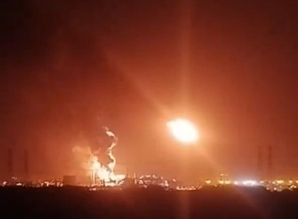 川普最後通牒倒數！伊朗先報復沙烏地工業區石化廠　火光沖天