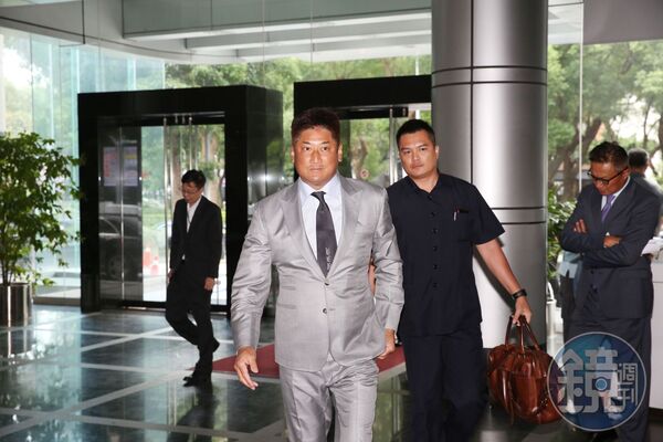 辜仲諒花90億元買入台泥約五％股權，將擠進前十大股東之列。