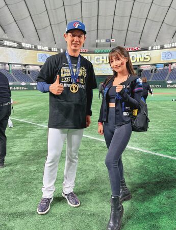 去年底林倪安（右）被爆料，介入已婚的統一獅教練高志綱（左）婚姻，並被指控以非眷屬身分現身球場。（翻攝自林倪安IG）