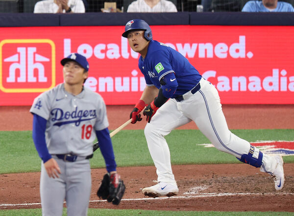 ▲岡本和真在2026年4月7日（台灣時間8日）於加拿大多倫多羅傑斯中心出戰洛杉磯道奇之戰，第7局面對先發投手山本由伸敲出二壘安打。（圖／達志影像／美聯社）