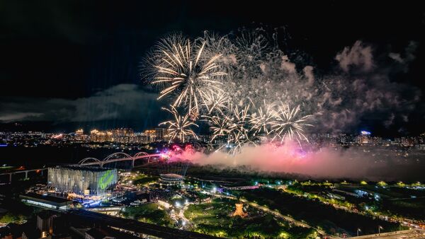 ▲新北市文化局將於4月25日、26日在戶外園區舉辦周年慶活動，集結演唱會、市集、煙火與無人機燈光秀，4月26日演唱會由金曲最佳樂團宇宙人壓軸演出,4月25日、26日於美術館戶外園區有煙火及無人機展演。（圖／新北市文化局提供）