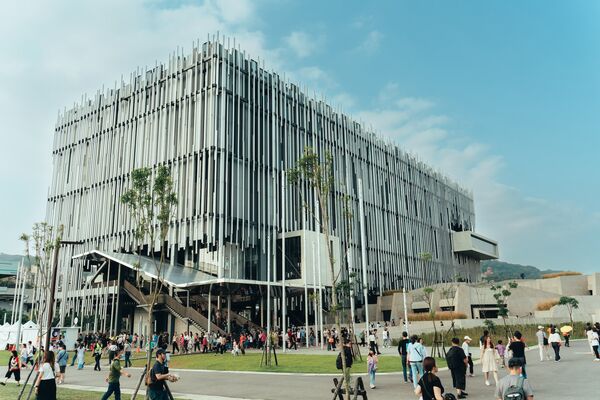 ▲新北市文化局將於4月25日、26日在戶外園區舉辦周年慶活動，集結演唱會、市集、煙火與無人機燈光秀，4月26日演唱會由金曲最佳樂團宇宙人壓軸演出,4月25日、26日於美術館戶外園區有煙火及無人機展演。（圖／新北市文化局提供）