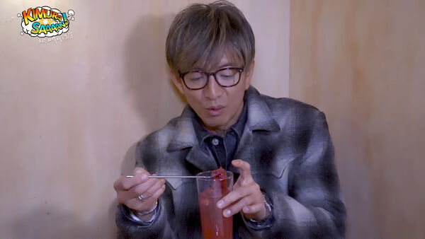 ▲▼才發生牛丼事件！木村拓哉吃麵「手肘撐桌」又挨批。（圖／翻攝自YouTube）