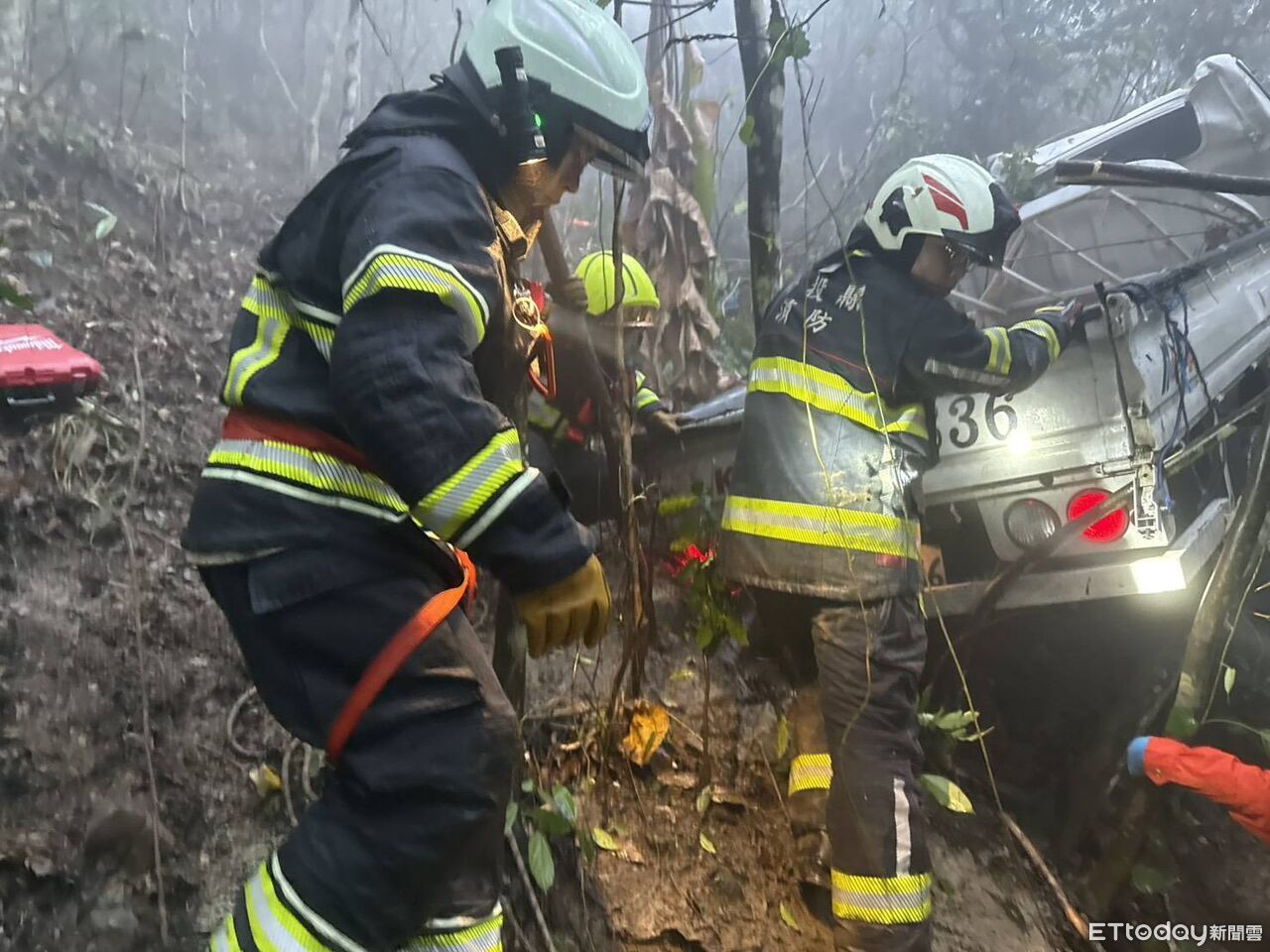 南投兄弟收檳榔遇死劫!「閃樹枝」貨車翻50米深邊坡1死1傷