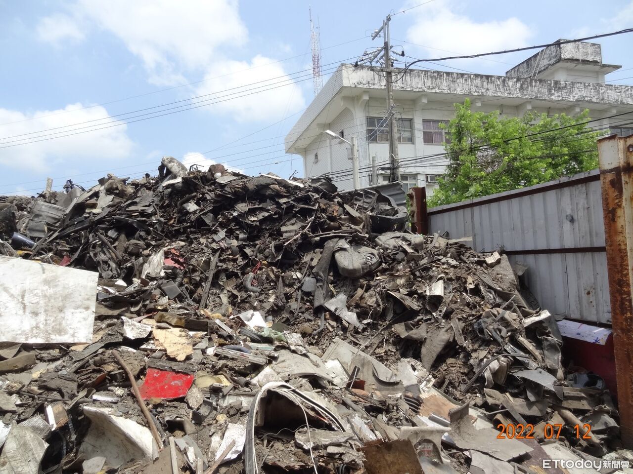 非法棄置廢棄物!1500公噸塑膠塞爆苗栗造橋鄉廠區 5人遭檢起訴
