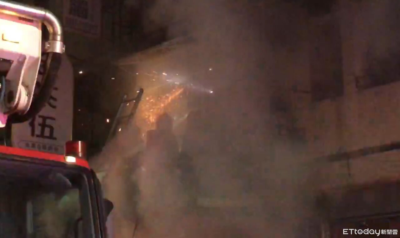 水果攤深夜惡火!兒焦急守火場:媽媽在裡面 警消架梯破窗救人