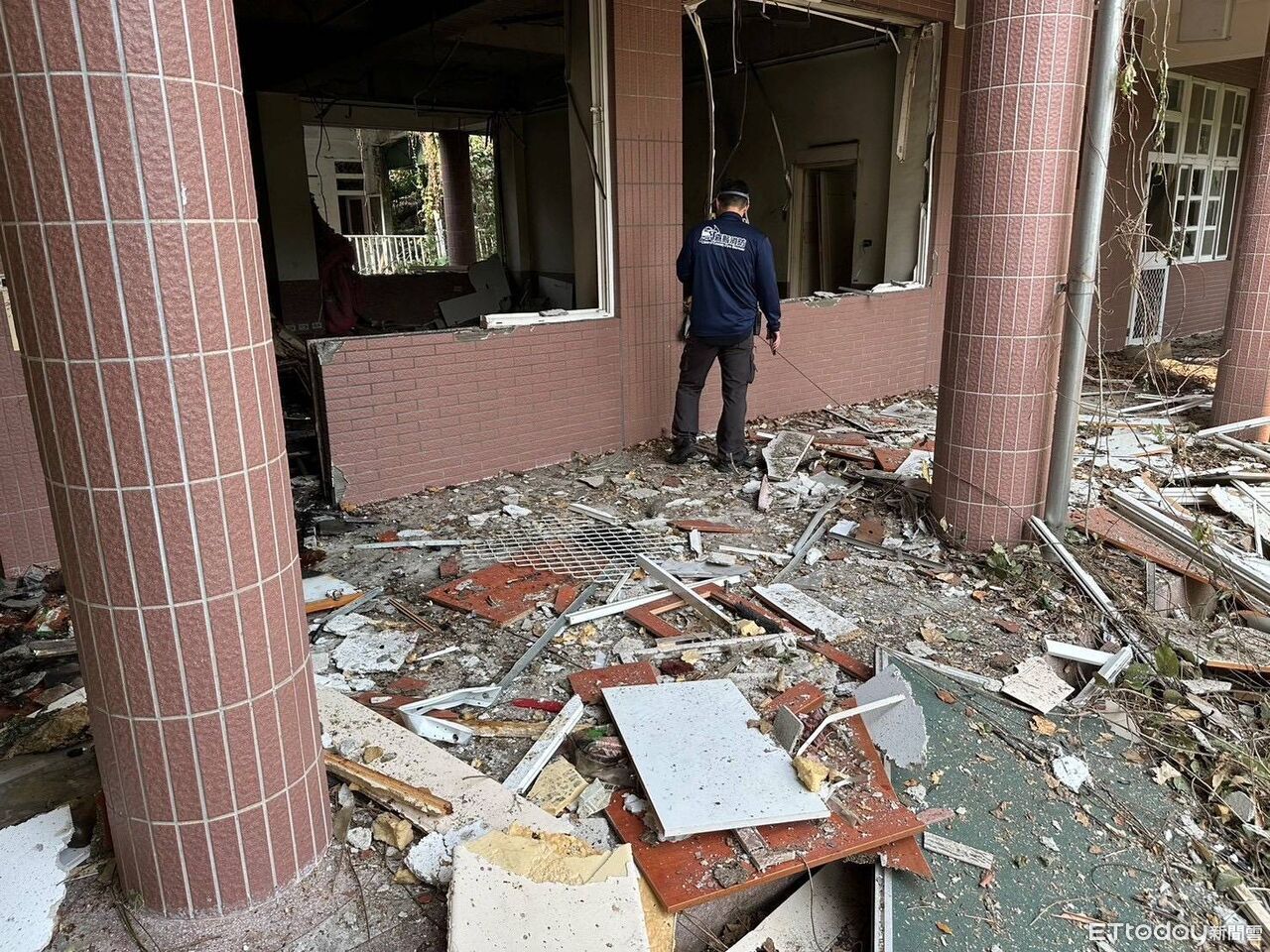 滿目瘡痍照曝光!2大學生自製火藥炸廢棄校園 窗框、磚塊噴一地