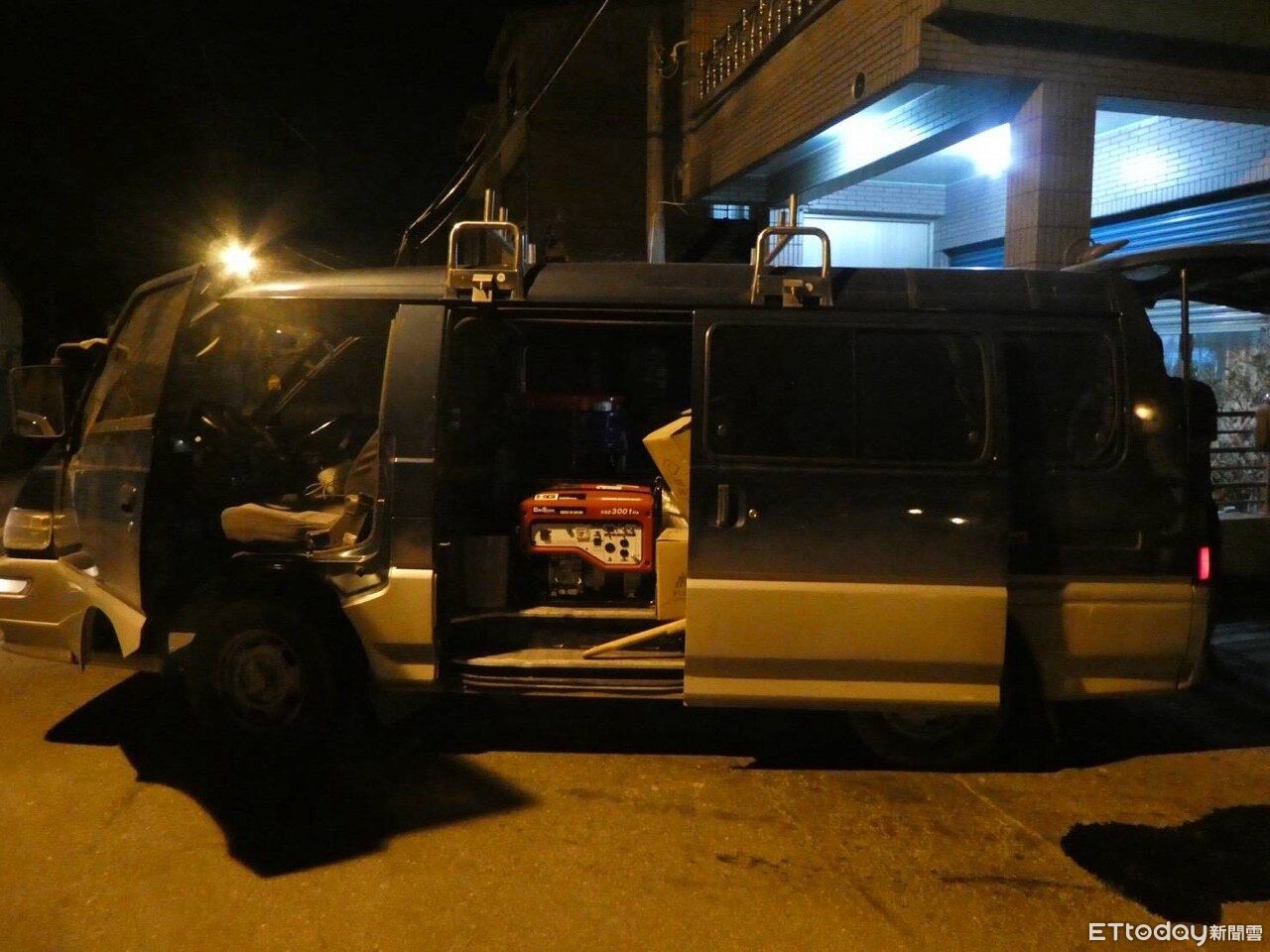 屏東廂型車拒檢狂飆撞警車 竟是「移動式製毒工廠」!3嫌收押