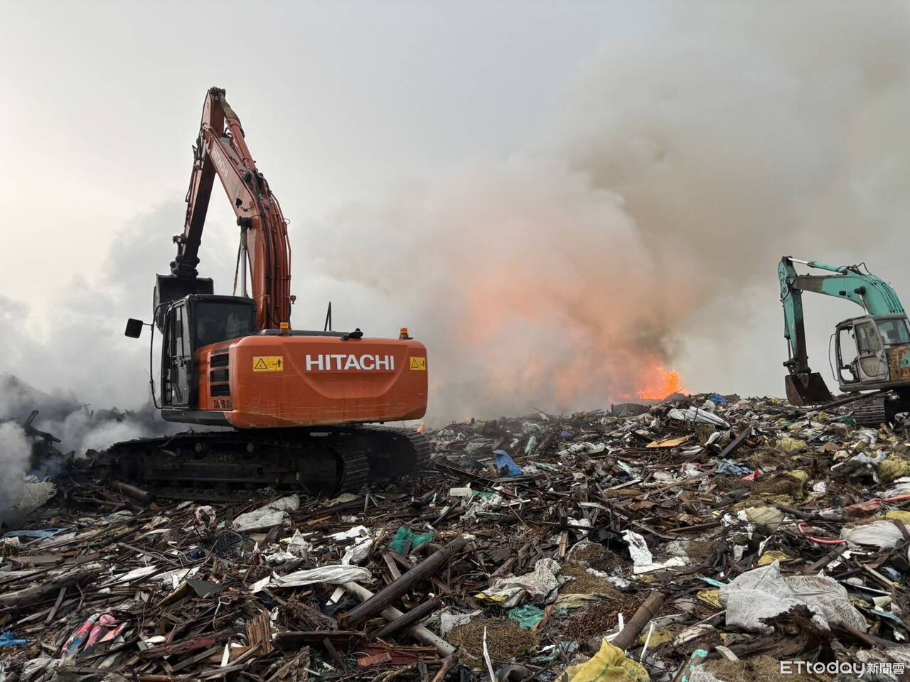 學甲掩埋場清晨火警!6公尺高廢棄物猛烈燃燒 消防趕抵灌救