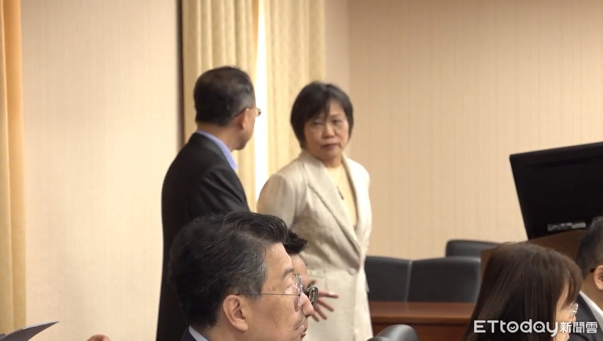 想回李貞秀?中選會官員「一度移麥又縮回」 台下綠委抗議