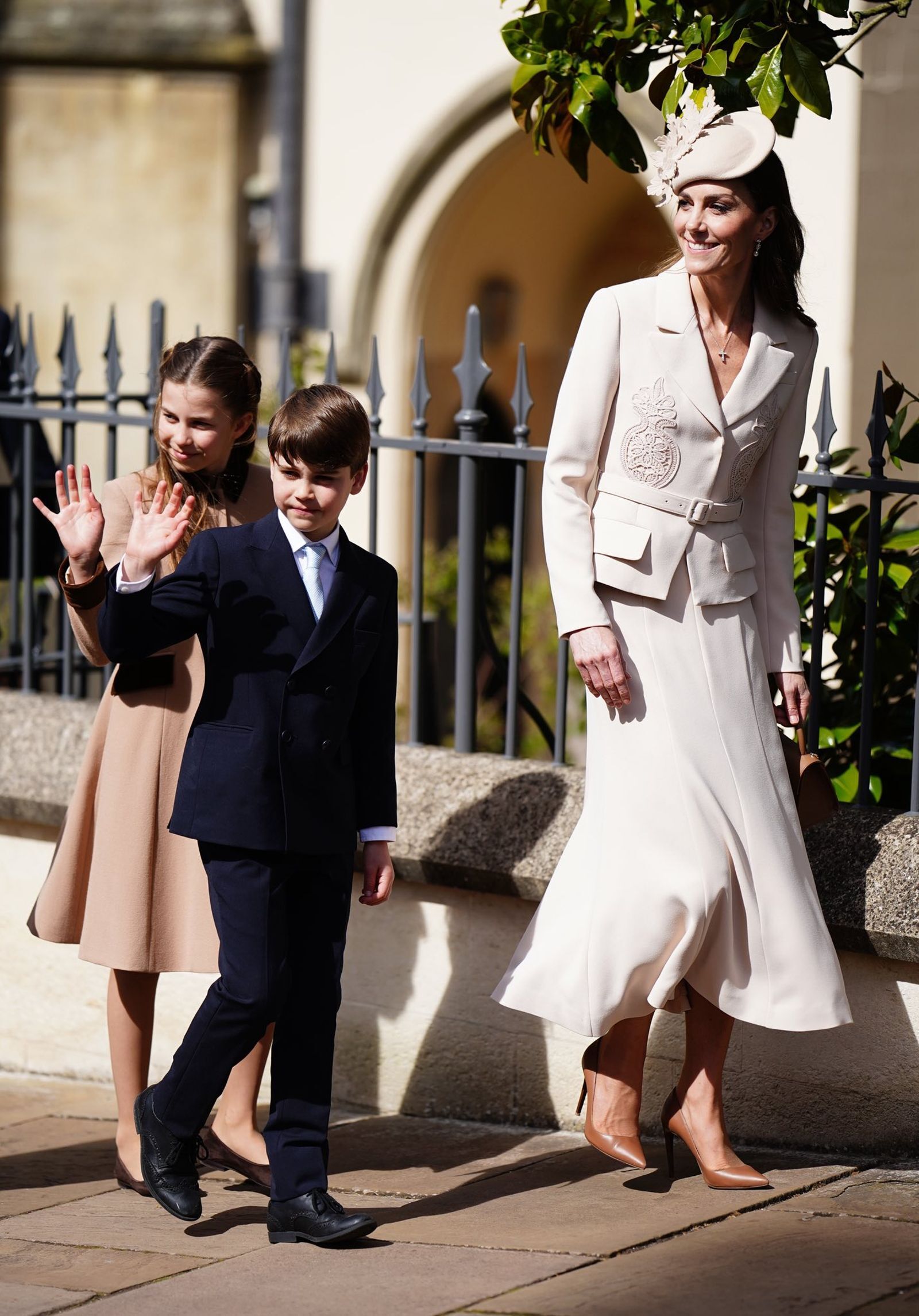 凱特王妃穿搭優雅，夏綠蒂、路易與人群揮手，越來越穩重。（翻攝The Royal Family臉書）