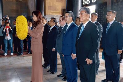 鄭麗文的「和平之旅」　任重道遠