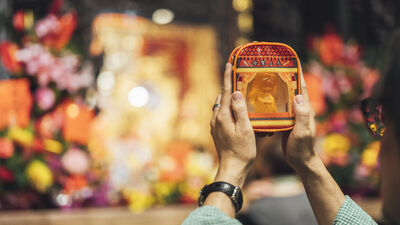 琉璃藝術變潮了！琉園聯名鎮瀾宮推「神轎娃包」　大眼媽祖隨身守護