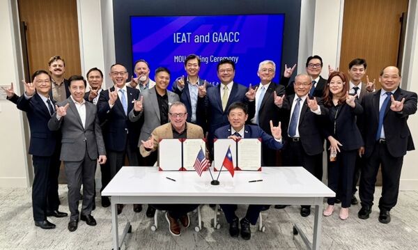 ▲IEAT美洲委員會主委宗緒順(前右)與GAACC President & CEO Mark Duval (前左)代表簽署MOU。（圖／IEAT提供）