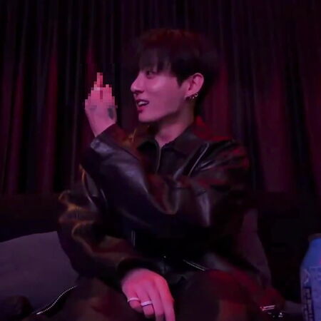 ▲BTS柾國親回比中指爭議。（圖／翻攝自韓網）