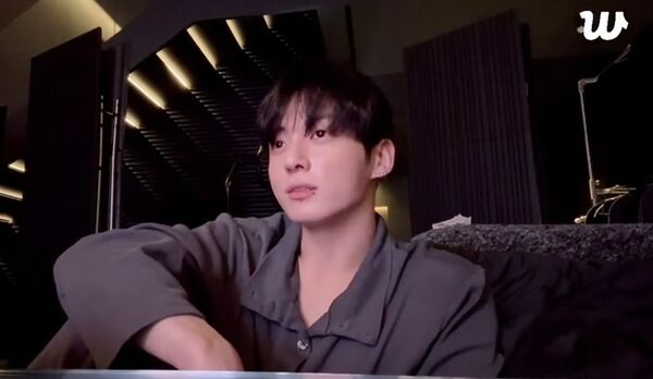 ▲BTS柾國親回比中指爭議。（圖／翻攝自韓網）