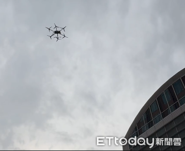 ▲▼國民黨主席鄭麗文收無人機外送餐。（圖／記者鄭佩玟攝）