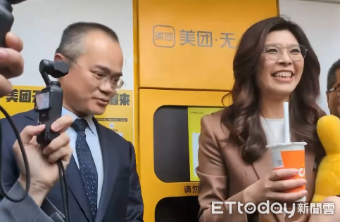 ▲▼國民黨主席鄭麗文喝珍奶講無人機外送心得。（圖／記者鄭佩玟攝）
