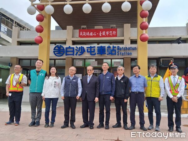 ▲▼交通部政務次長陳彥伯今前往台鐵白沙屯站進行現地視察。（圖／交通部提供）