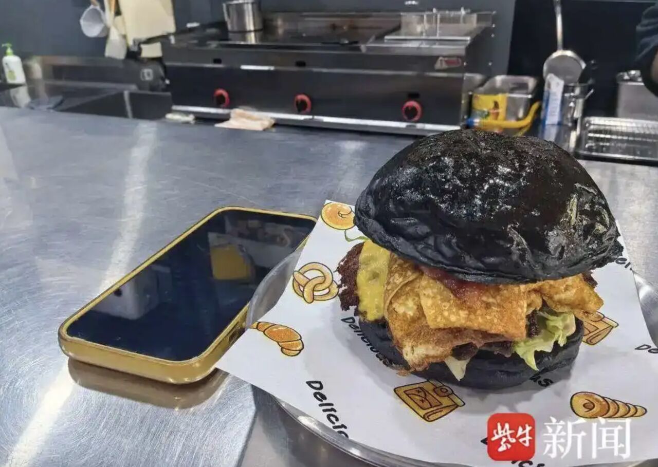 陸女吃到飽「狂嗑12漢堡」 老闆拒接待還報警