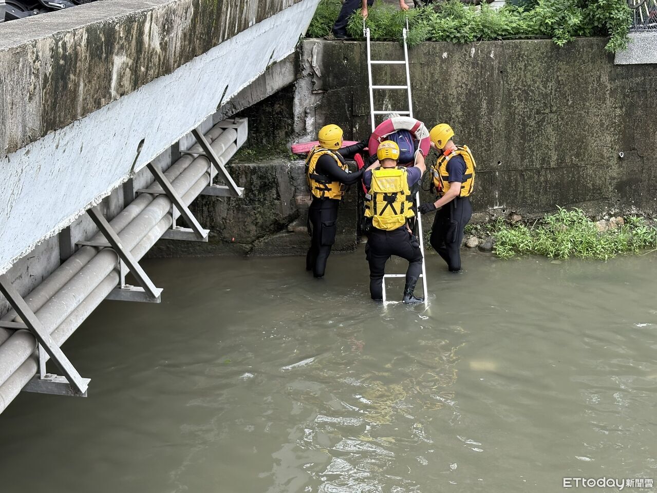 豐原3米深大排水溝驚見「婦人呆坐」 嚇到不知怎麼跌的