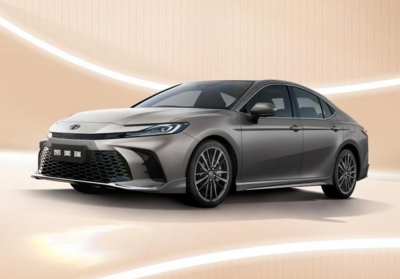「新TOYOTA Camry」大陸開賣新台幣93萬！2.0升油電一桶油可跑1千公里