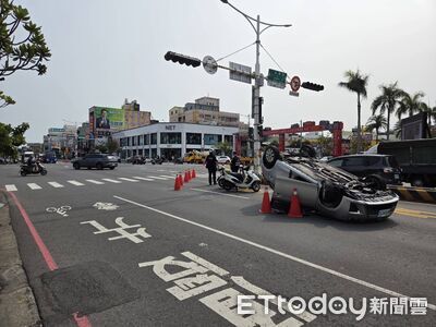 台南中華西路翻車事故!女駕駛自撞分隔島 2人送醫
