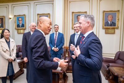 美參議員當面關切國防特別條例　韓國瑜：我盡力協助完成審查