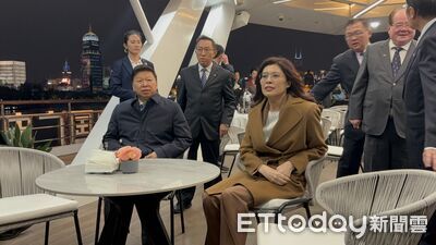 沉浸夜上海！　鄭麗文登遊船累喊：今天爬的樓梯真多