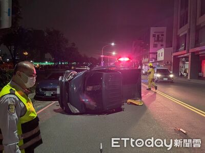 「保齡球式」撞5車躺路中畫面曝！貨車彎道失控...酒駕仔困車內