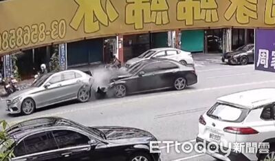 花蓮4車連環撞!3車等紅燈慘被推撞「擠成一排」 無照男慘了