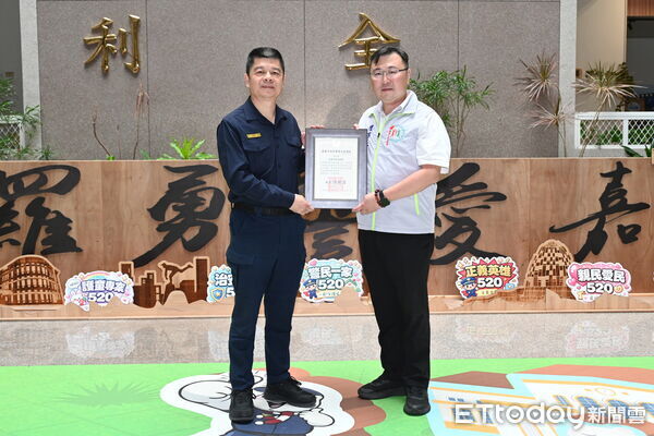 ▲▼    520箱泡麵暖心致謝！嘉義市家長協會力挺警局「校園防詐小尖兵」及「護童專案」守護校園安全 。（圖／嘉義市警局提供）