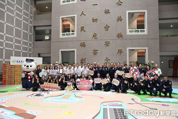 ▲▼    520箱泡麵暖心致謝！嘉義市家長協會力挺警局「校園防詐小尖兵」及「護童專案」守護校園安全 。（圖／嘉義市警局提供）