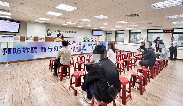 ▲桃園分署昨天舉辦聯合拍賣會，拍賣虛擬貨幣時吸引民眾競價。（圖／桃園分署提供）