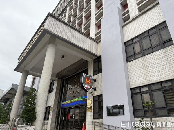 ▲土城某社區驚傳命案，一名婦人陳屍屋內死亡多日，警方進入屋內屍水四溢。（圖／記者陸運陞翻攝）