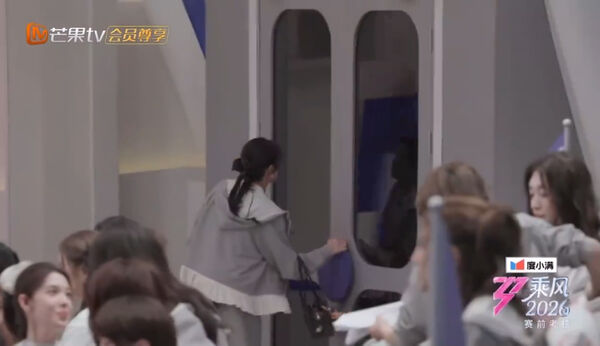 ▲▼江語晨《浪姐7》錄一半突離開！鞠躬跑走慌張畫面曝。（圖／翻攝自微博）