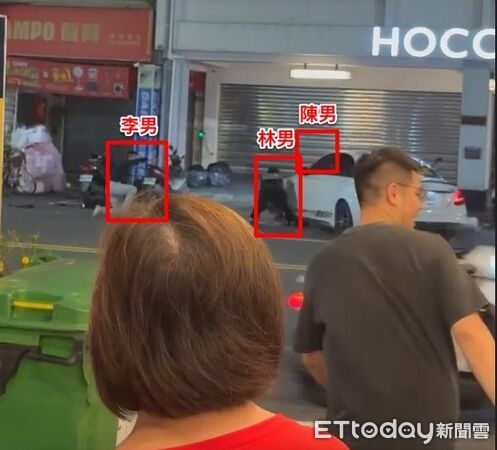 ▲詐團車手交款短少遭暗槓，當街扭打。（圖／民眾提供）