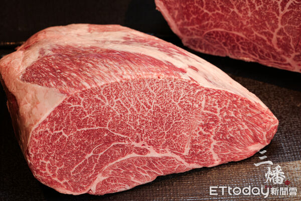 ▲晶華「三燔」推和牛壽喜燒吃到飽，選用來自日本的A5和牛、每頭牛只能切出兩公斤的「臀肉芯」部位。（圖／晶華提供）