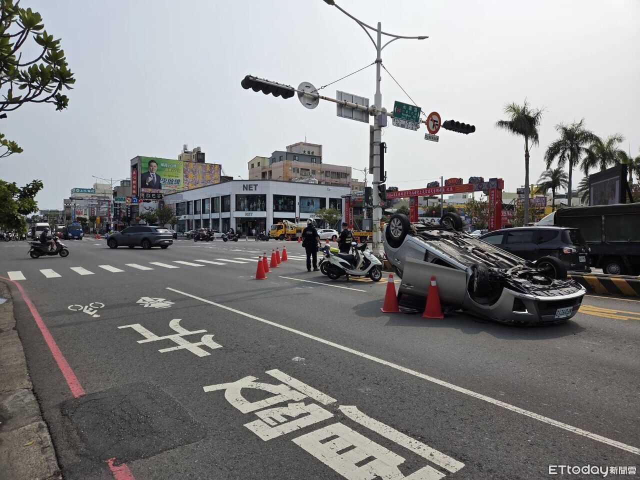 台南中華西路翻車事故!女駕駛自撞分隔島 2人送醫