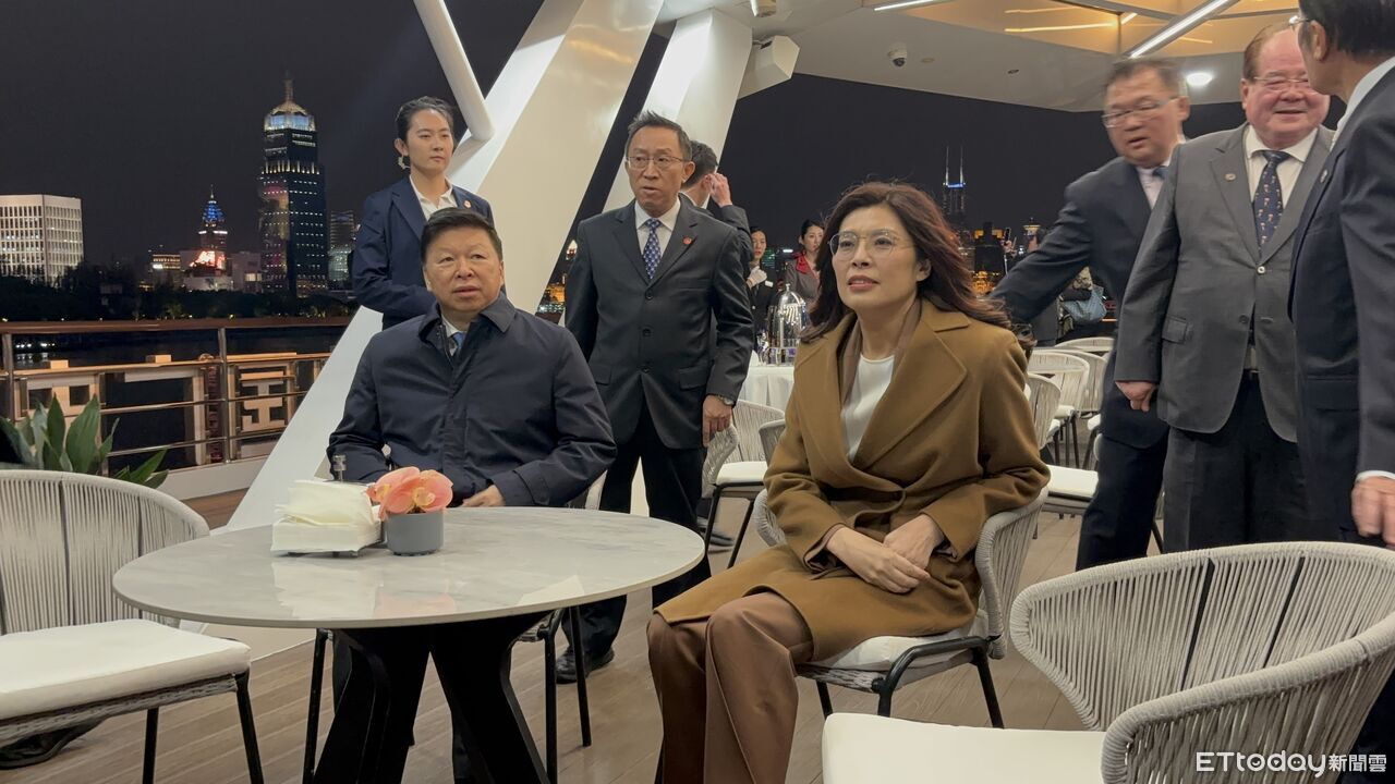 沉浸夜上海! 鄭麗文登遊船累喊:今天爬的樓梯真多