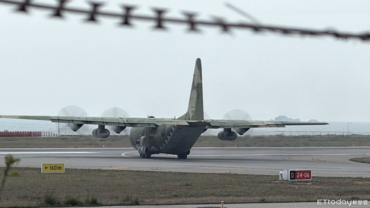 金門濃霧大量旅客滯留 軍機馳援載473人返台