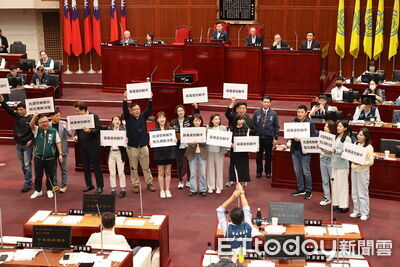 蔣萬安今施政報告　民進黨杯葛50分鐘送「一中地墊」、護腰