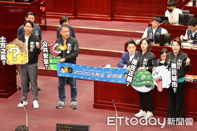 蔣萬安施政報告首日　民眾黨團送「起跑線」呼籲拚政績、別大意