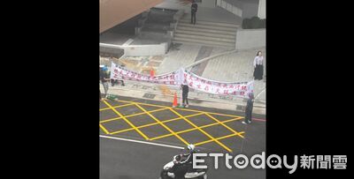 快訊/漢神洲際包商拉布條抗議 館方:已督促總包盡速解決